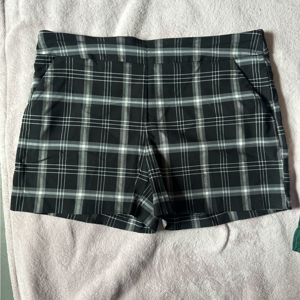 Time and Tru Women's Plaid Shorts in Black and White